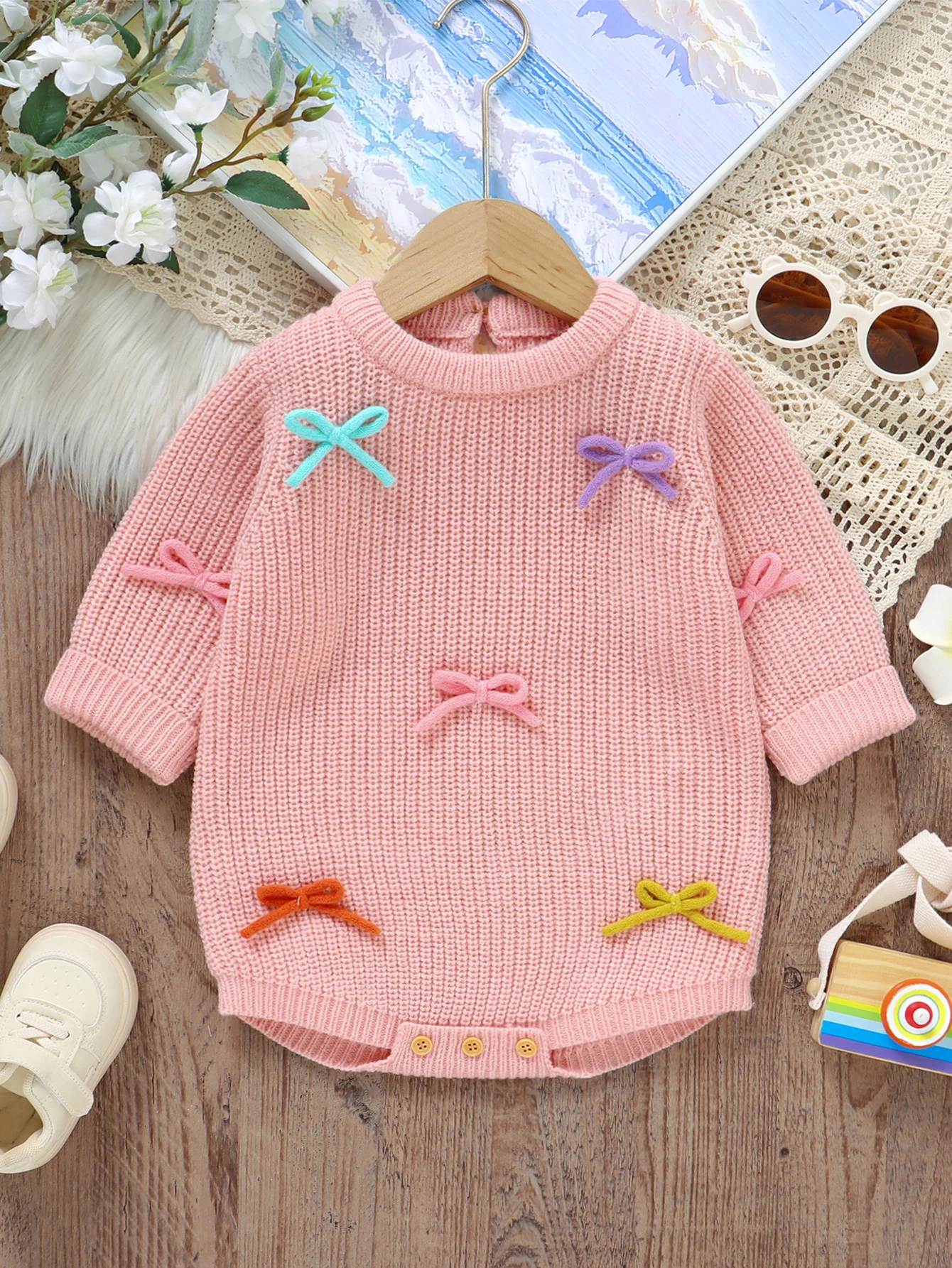 

Мягкий вязаный свитер-боди с длинными рукавами и декоративными лямками с бантиками для маленьких девочек на осень-зиму