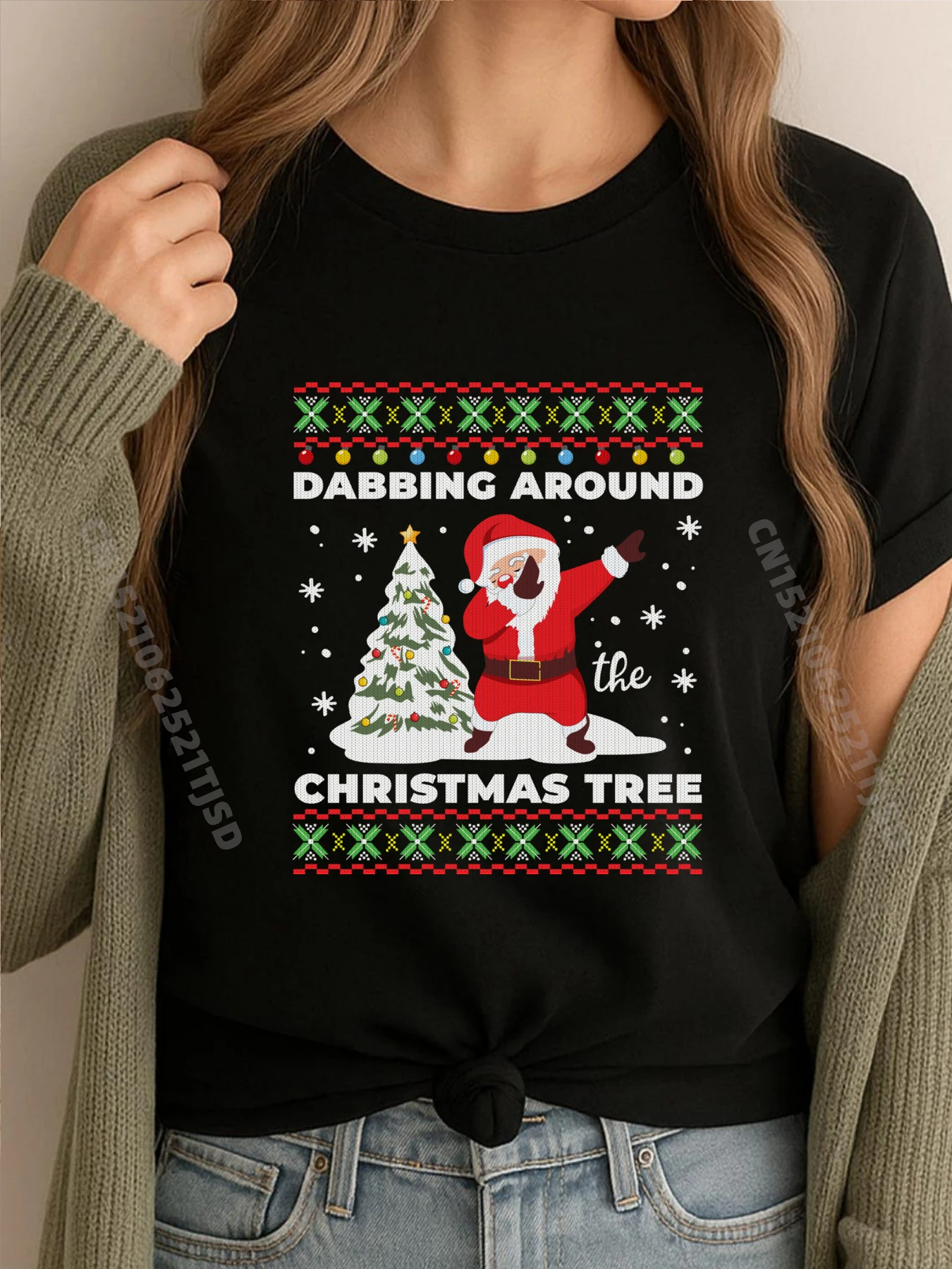 

Санта-Клаус в окружении рождественской елки, уродливая дизайнерская одежда, женские дышащие футболки, потертый День памяти