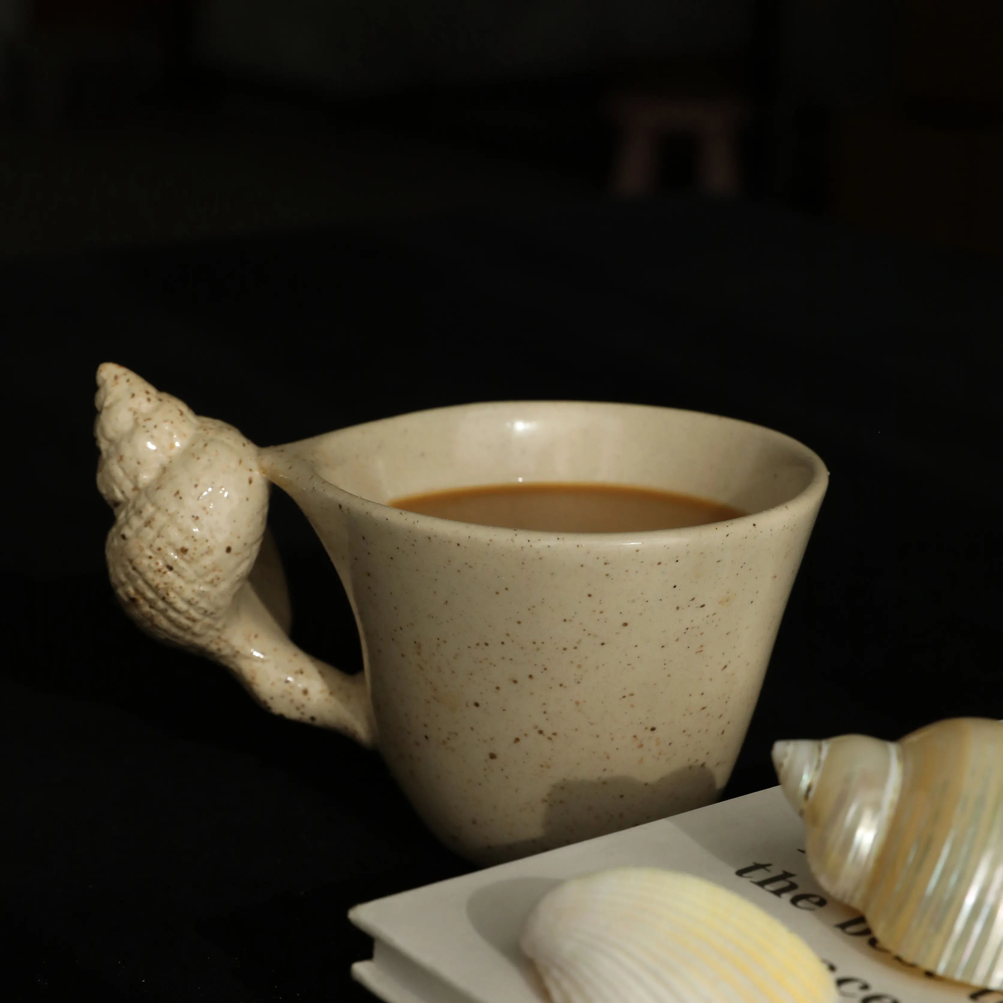 Handmade craftsmanship is complicated, hand-made conch ceramic coffee cups and saucers