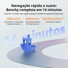 Detalhe técnico mostrando a impressão de um barco Benchy azul com velocidade de 600mm/s e tempo de 14 minutos