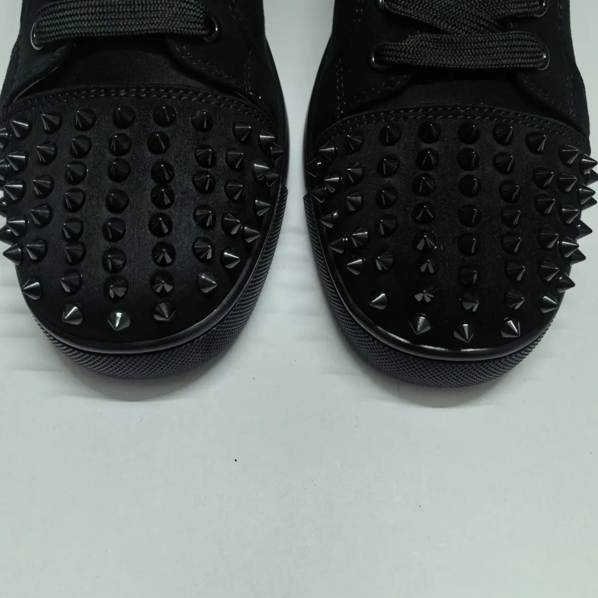 2025 جديد أزياء رجالية المنخفضة قطع الأسود برشام حذاء كاجوال شارع العليا الرجال الدانتيل متابعة جولة الرأس حذاء كاجوال مع حذاء أحمر