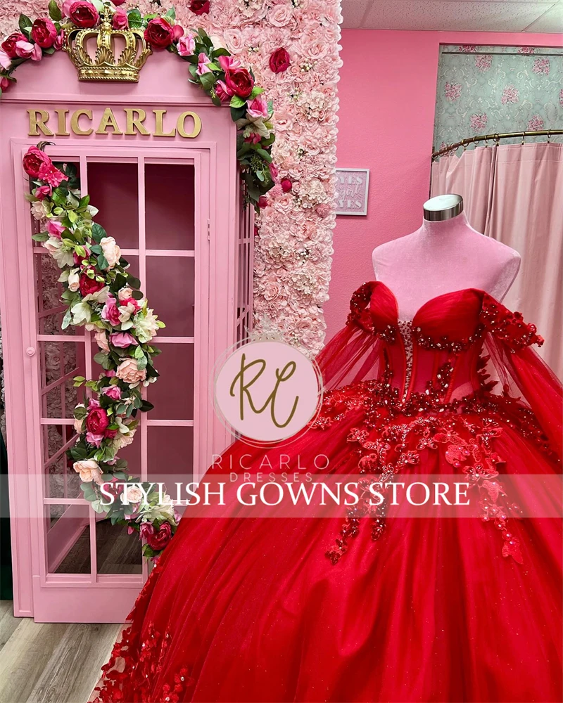 Abiti Quinceanera con fiori rossi 3D Abiti da ballo con applicazioni di perline Abito da compleanno di lusso 2024 con mantello Abito per occasioni speciali personalizzato