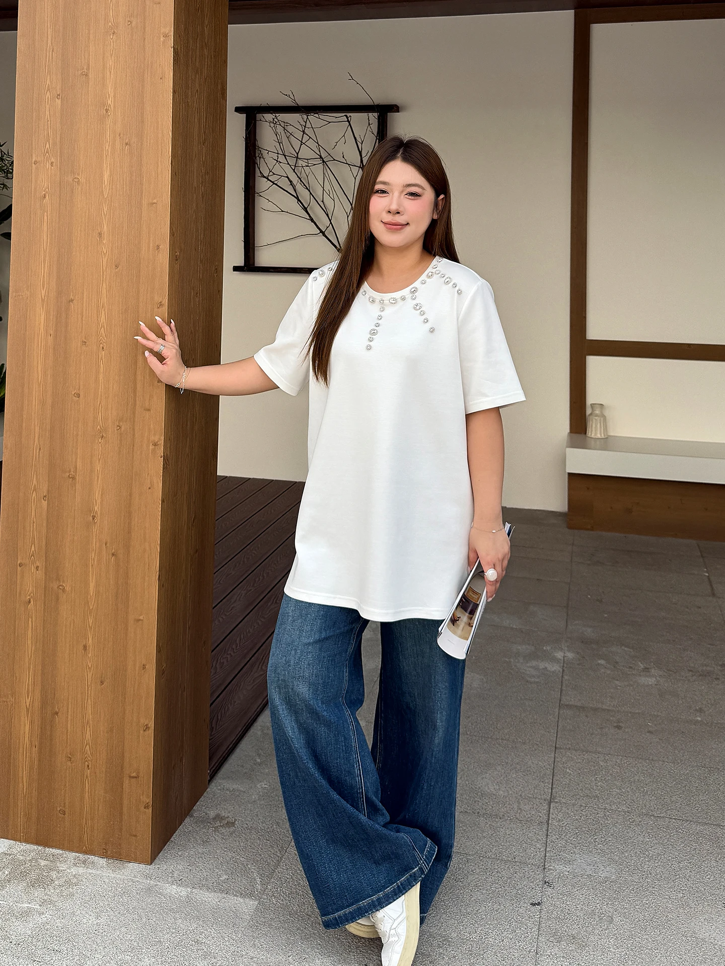 T-shirt Donna Elegante con Diamanti Cuciti a Mano, Taglia Grande, Anti-Età, Nuova Collezione Primavera, Vestibilità Ampia, Lunghezza Media, Top Leggero