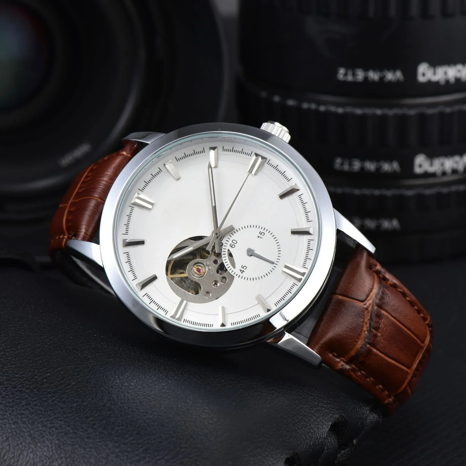 Stijlvol cool zakelijk roségouden herenhorloge, bruine leren band, transparante achterkant van de kast, automatisch mechanisch herenhorloge