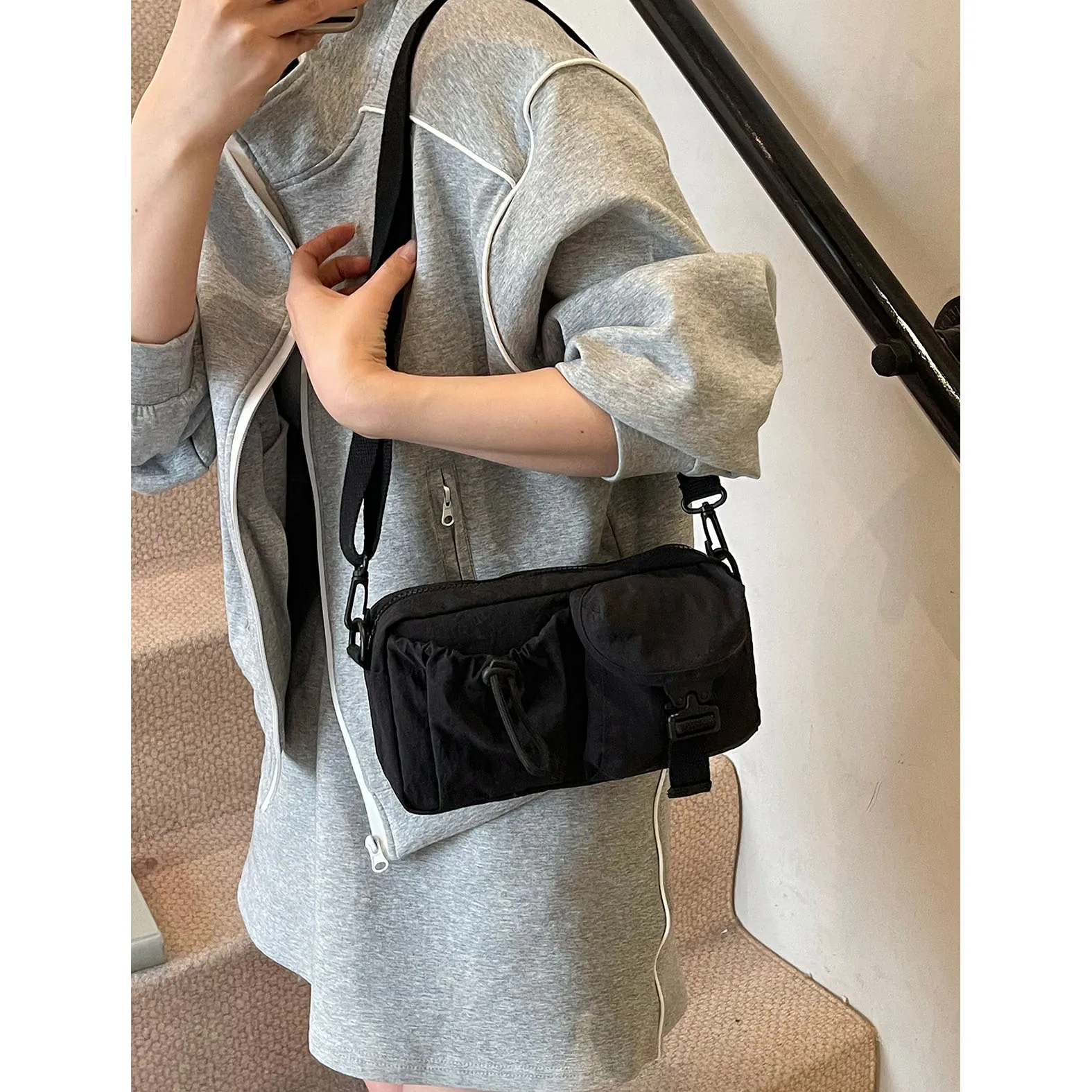

2025 new travel bag, casual versatile crossbody bag, men's sports contrasting color shoulder bag, simple phone bag, trendy and c