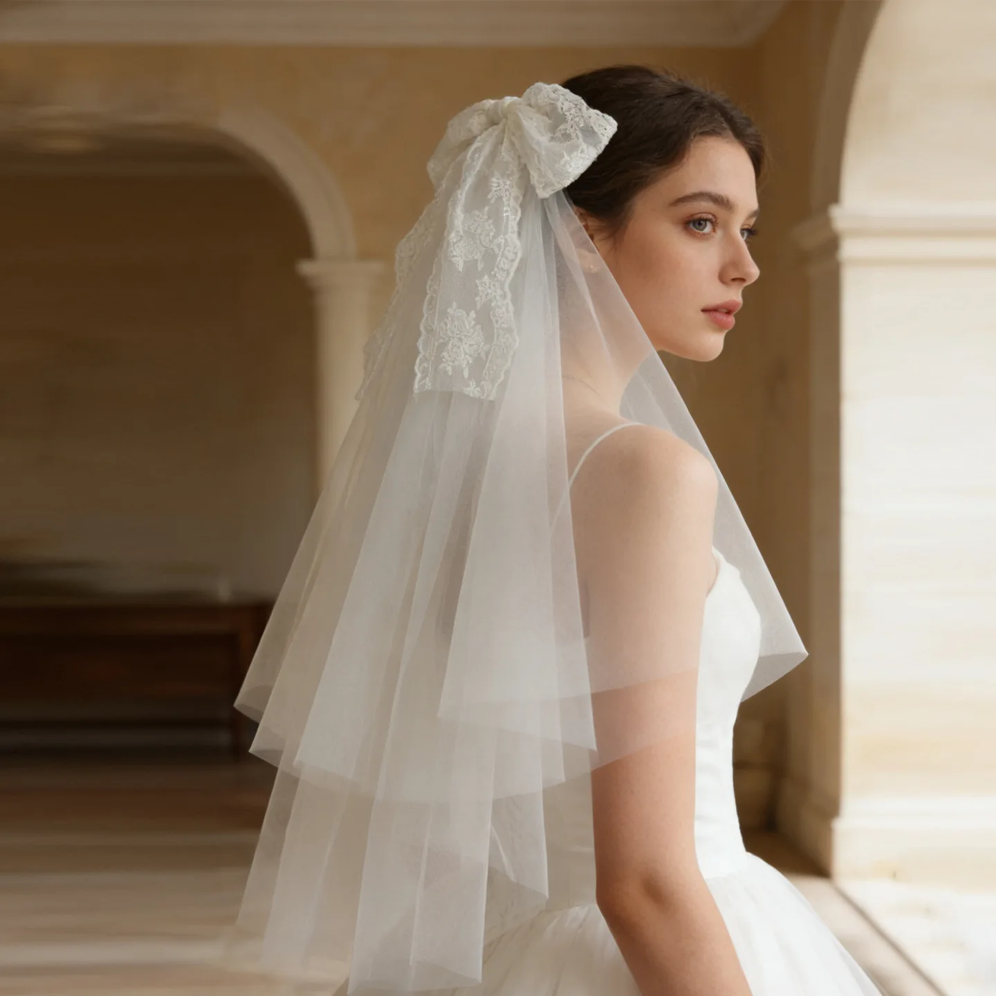 SLBRIDAL Zweilagiger Weißer Brautschleier mit Schleife und Perlen, Hochzeitsschleier mit Kamm, Brautkleid-Accessoire für Damen – Detail 2