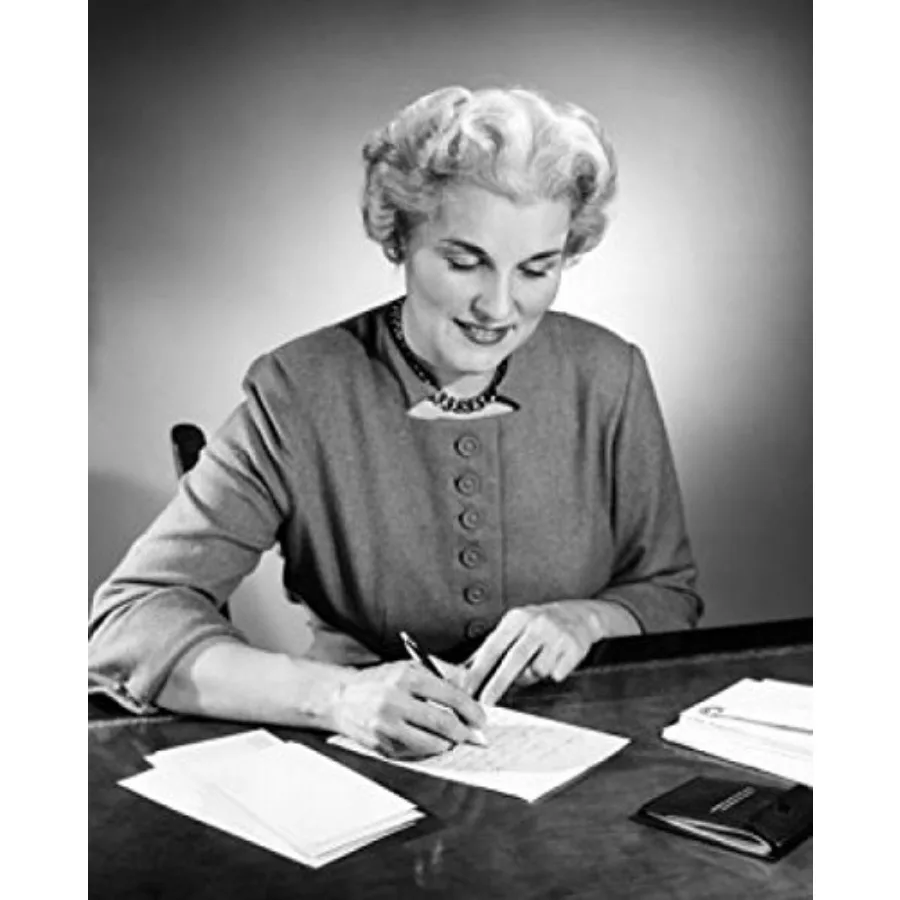 

Старшая женщина сидит за столом и пишет. Постер-принт 24 x 36.