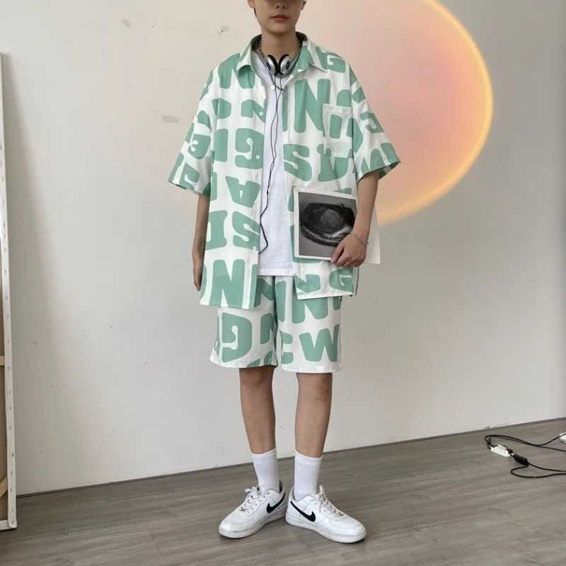 

Мужской летний комплект: модная рубашка с коротким рукавом из ледяного шелка с цветочным принтом и пляжные шорты в стиле Cool Bad Boy. Стильный и эффектный образ.