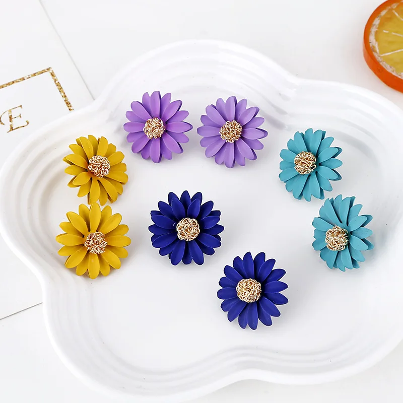 Pink Green White Yellow Daisy Stud Earrings for Women Metal Yellow Purple Blue Spray Paint Flower Earrings Party Cute Jewerly