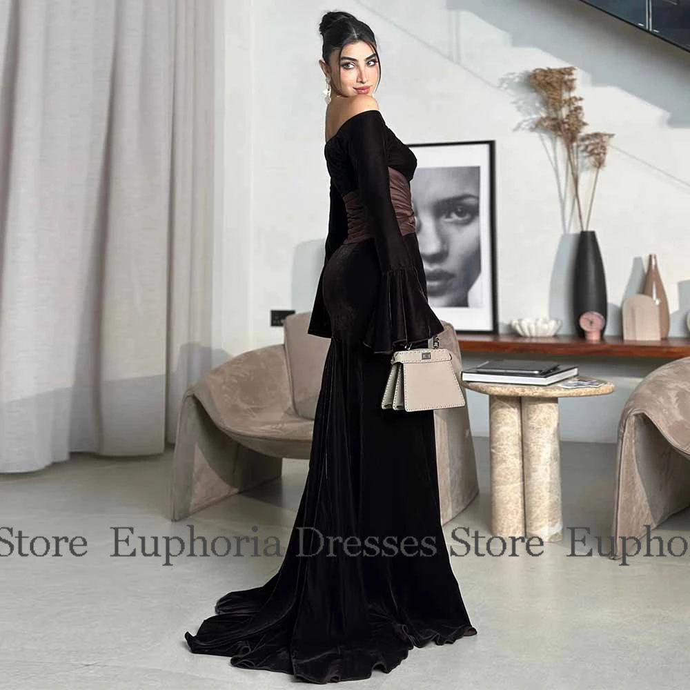 دبي المرأة فستاين سهرة/فساتين الحفلات القطيفة غمد/عمود فستان المشاهير البني خارج على الكتف الطية الكشكشة فستان سهرة نسائي