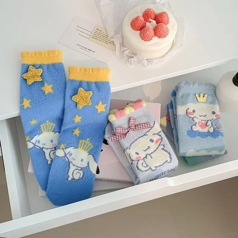 Miniso novo kawaii bonito sanrio animação dos desenhos animados cinnamoroll meias de pelúcia meias de chão meias de dormir quente presente de natal para meninas