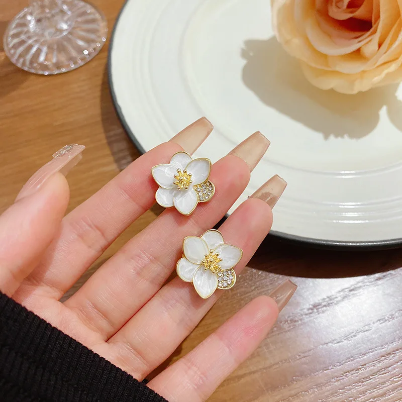 Luxury White Camellia Flower Dangle Earrings for Women Summer Elegant Korean Fashion Adcanced Sense Gold Color Party Jewelry