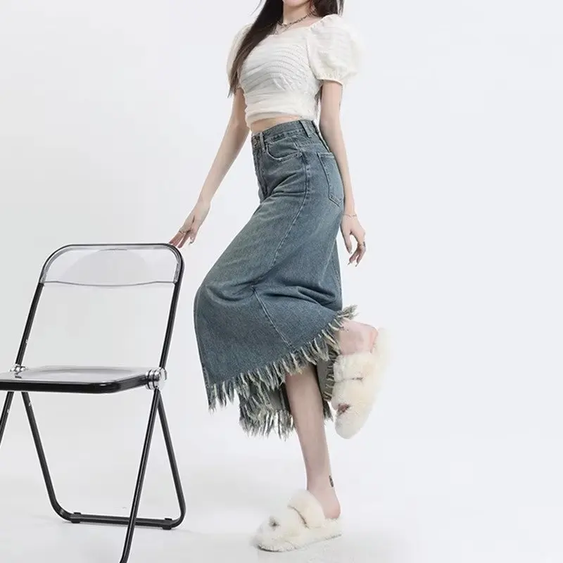 กระโปรงยีนส์เอวสูงทรงเรโทร ความยาวปานกลาง ผ่าข้างต้นขา พร้อมชายกระโปรงแบบรุ่ย ดีไซน์ทรงเอที่ช่วยให้ดูเพรียวบางสำหรับคนไซส์ใหญ่