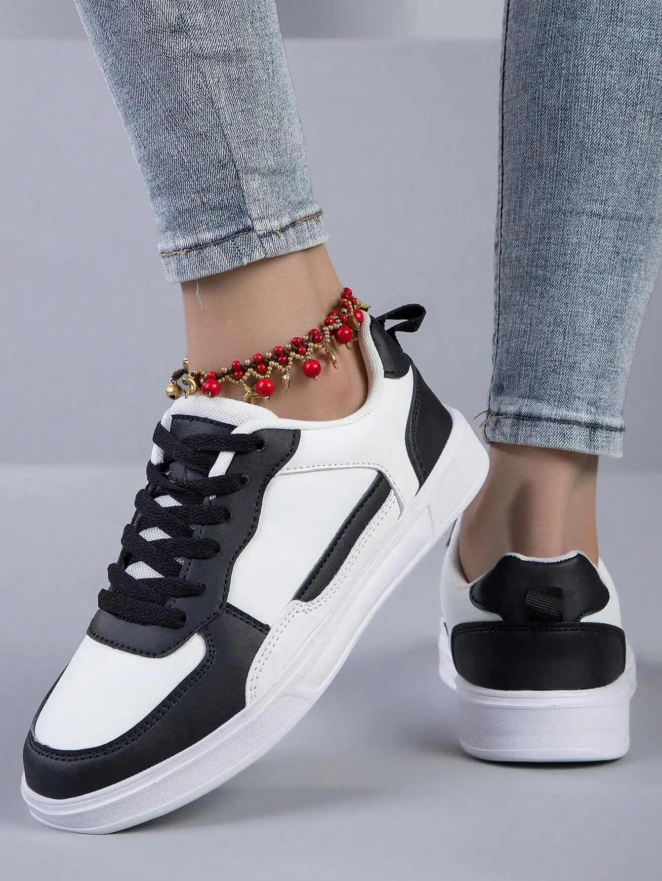 Fashionable Black And White Lace-Up Women Shoes For Spring/Summer Comfortable Sports Shoes