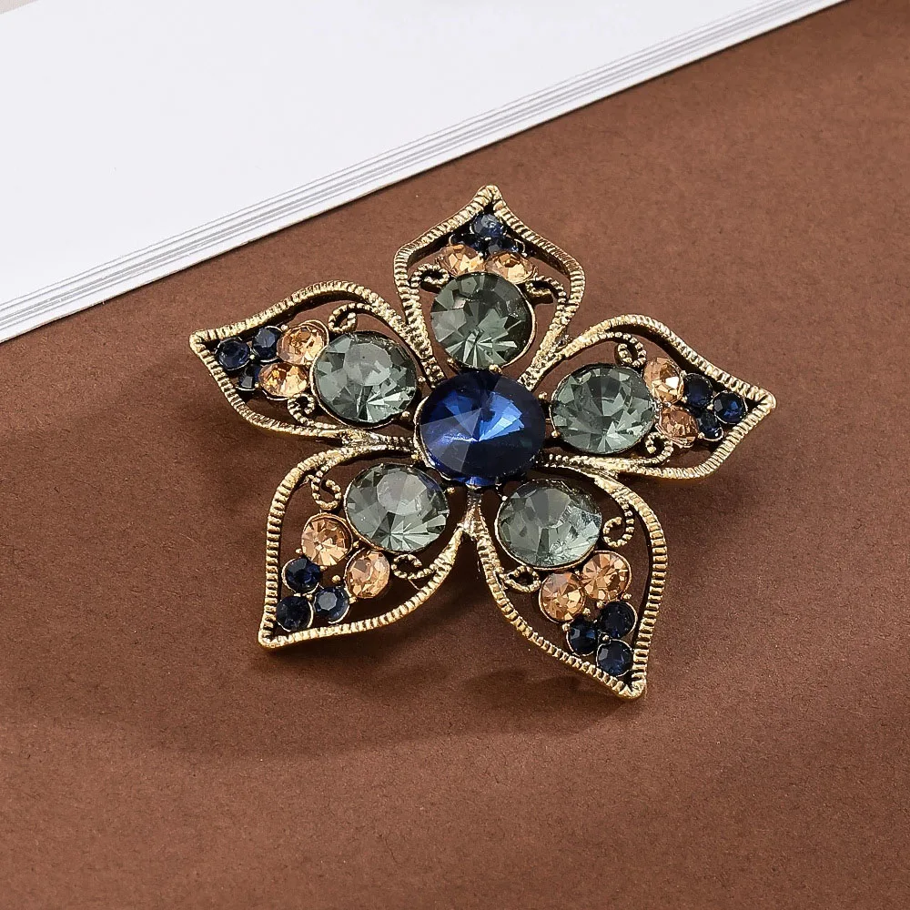 Fashion Rhinestone Five Leaf Flower Brooches for Women Plant Pins Keychain Event Party New Gifts Jewelry Decoration Accessories