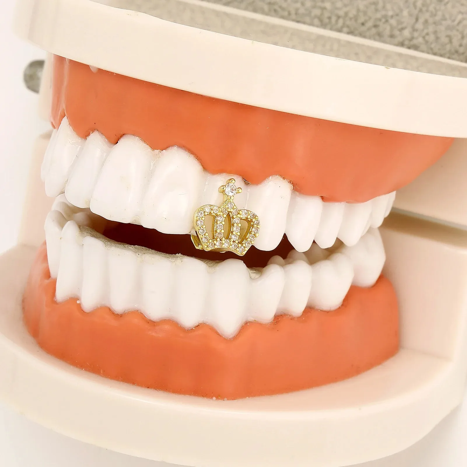Vintage Iced out CZ Stone Crown Single Tooth Grillz for Women Men Punk Shiny Zircon Bling Cosplay Jewelry