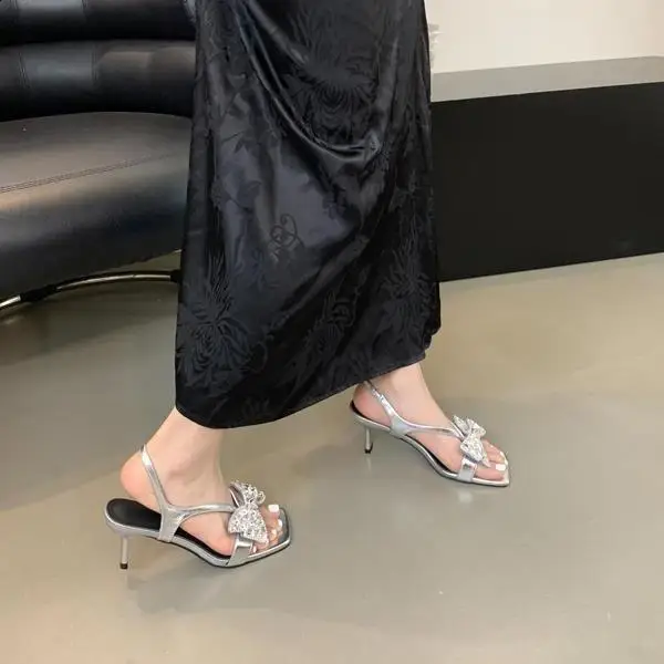 Open Toe Bow Shoes Clear Heels 2024 Sandały Garnitur Kobieta Beżowy All-Match Peep New Girls Summer High Low Black Comfort Rhinestone