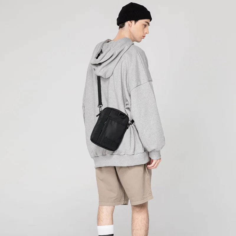 Sac à bandoulière en tissu Oxford imperméable pour hommes, petit sac carré à l'initiative unique, sac de téléphone léger et polyvalent décontracté