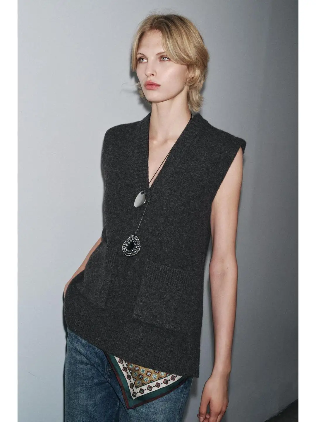 

Свободный вязаный жилет, повседневный V-Ne Svel, ранняя осень, модная женская верхняя одежда, простой китайский бренд, осенний воротник 2025 года...