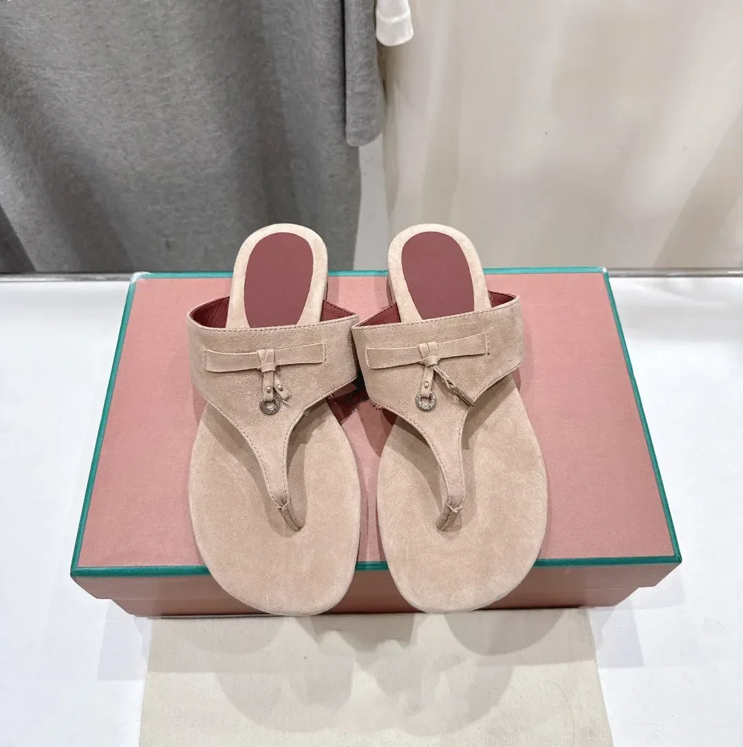 

Designer Summer Charms Slipper Casual Suede Flat Flip-flops Slippers Luxury Outdoor Nubuck Leather Thong Sandal Fashion Metal