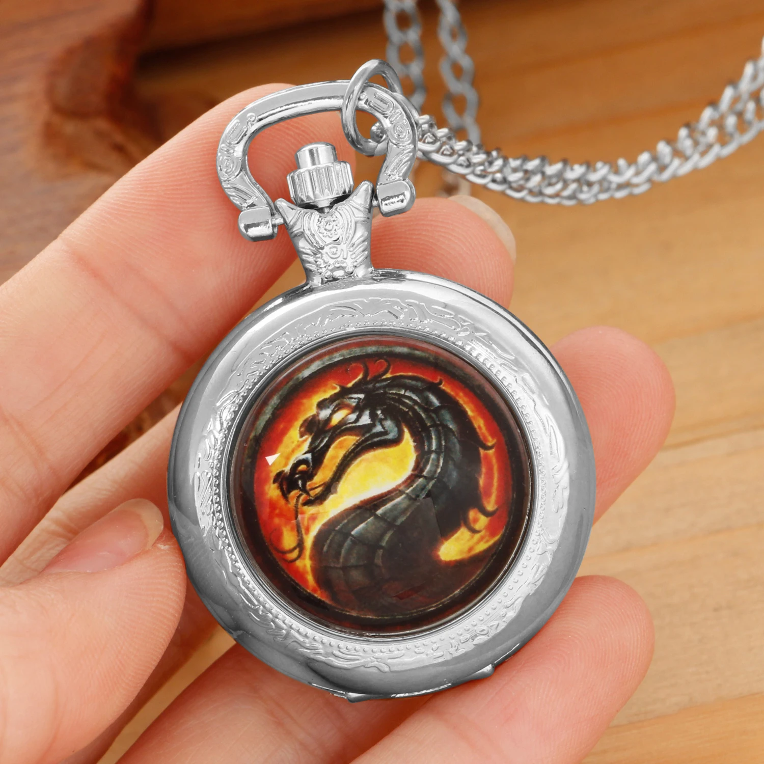 شخصية الموضة الفضة الفولاذ المقاوم للصدأ التنين زجاج قبة كوارتز ساعة الجيب قلادة المرأة مجوهرات سلسلة بدلاية