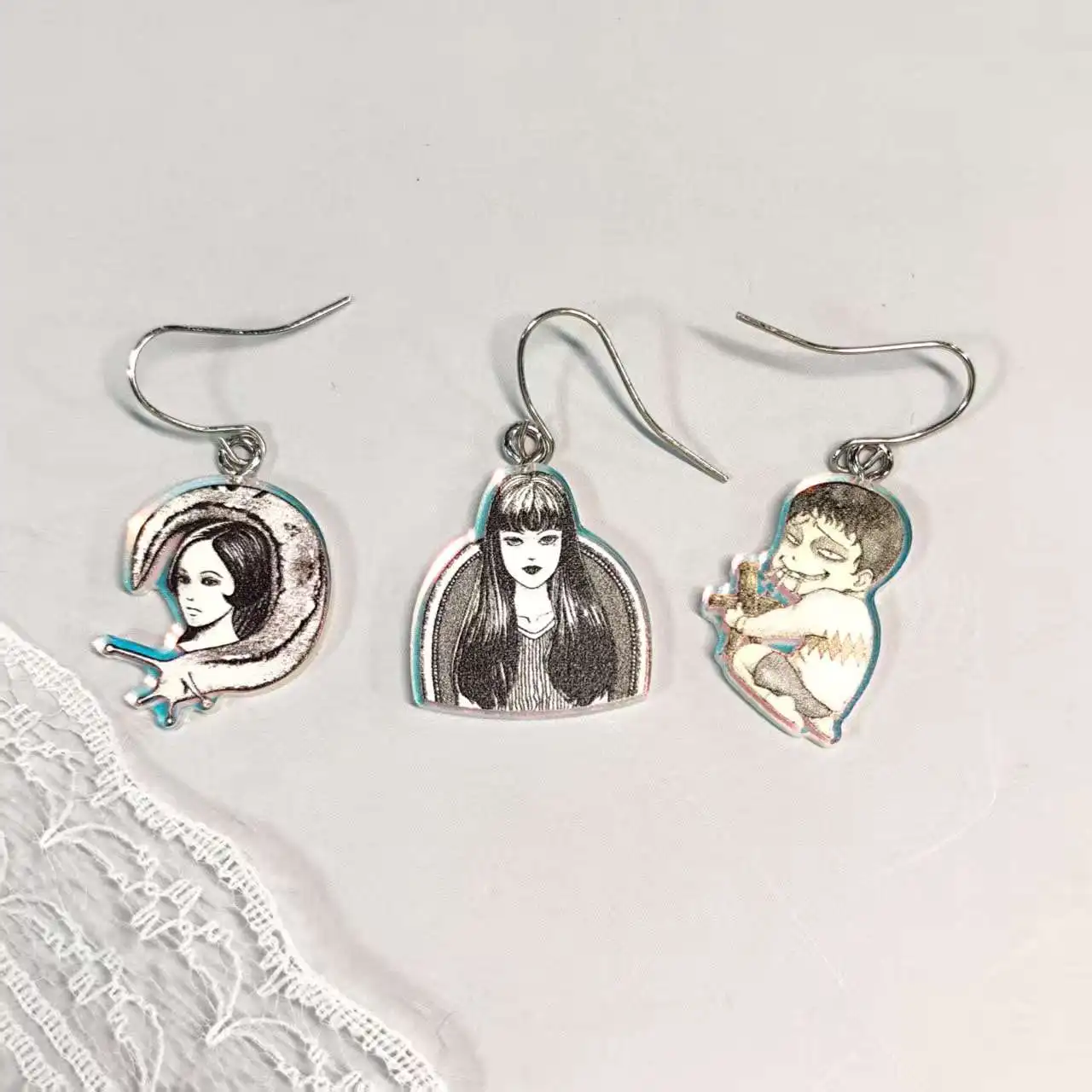 Boucles d'oreilles uniques avec portraits de personnages artistiques. Chaque a un design distinctif, ajoutez une touche paresseuse à votre look.
