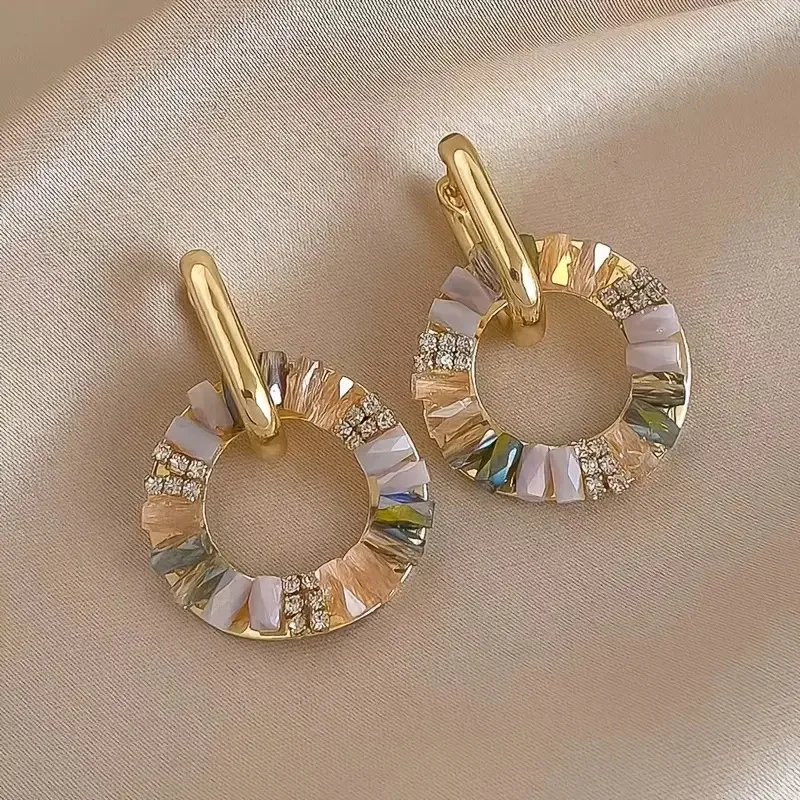 ZAKOL Brincos elegantes com strass e zircônia, brincos pendentes com círculo dourado para mulheres, joias simples e modernas