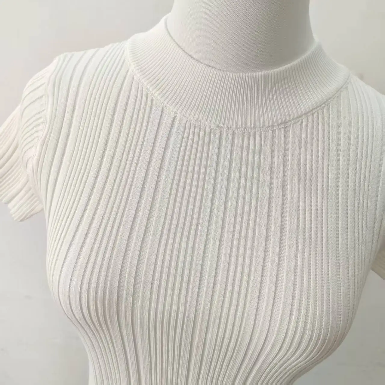 بلوزة محبوكة بأكمام قصيرة بقصة ضيقة باللون الأبيض مع نصف ياقة عالية على طراز جيني ملابس عصرية ومريحة للتنقل في المناطق الحضرية #3