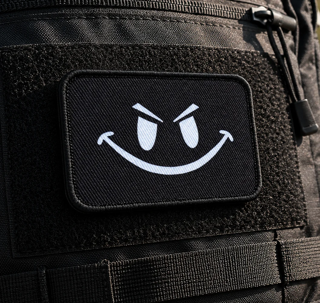 1 Stück Lustiger Böser Smiley-Klettverschluss-Aufnäher, Morale-Meme-Dekorationsabzeichen für Rucksack, Jacke, Hut – Detail 2