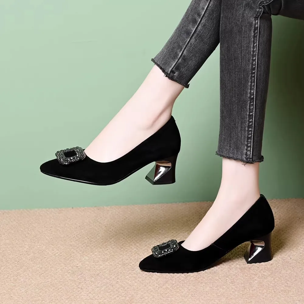 

Элегантные женские туфли-лодочки черного цвета на среднем каблуке с острым носком и кристаллами из страз