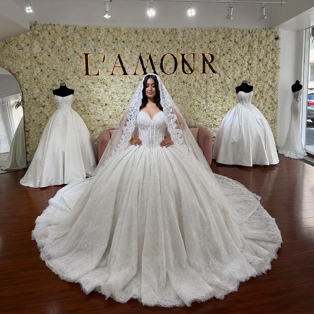 

Customized 2027 Luxury Princess Lace Ball Gown Wedding Dress Long Train Corset Wedding Gown For Women Puffy Vestido De Novia