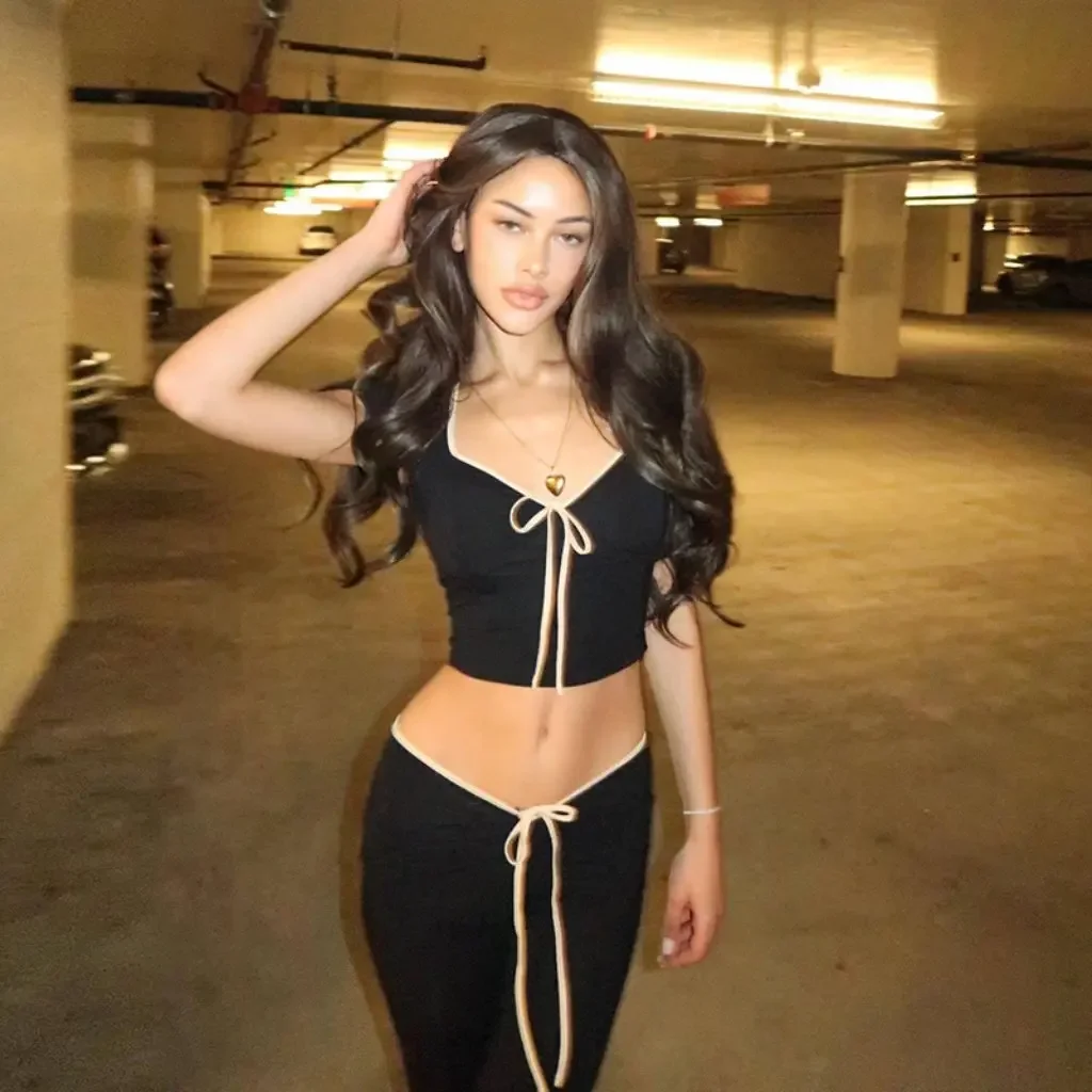 ชุดแฟชั่นฤดูร้อนสำหรับผู้หญิง สไตล์ยุโรปและอเมริกา เสื้อยืดแขนสั้นคอเหลี่ยม พร้อมกางเกงขาสั้นเอวต่ำทรงเข้ารูป