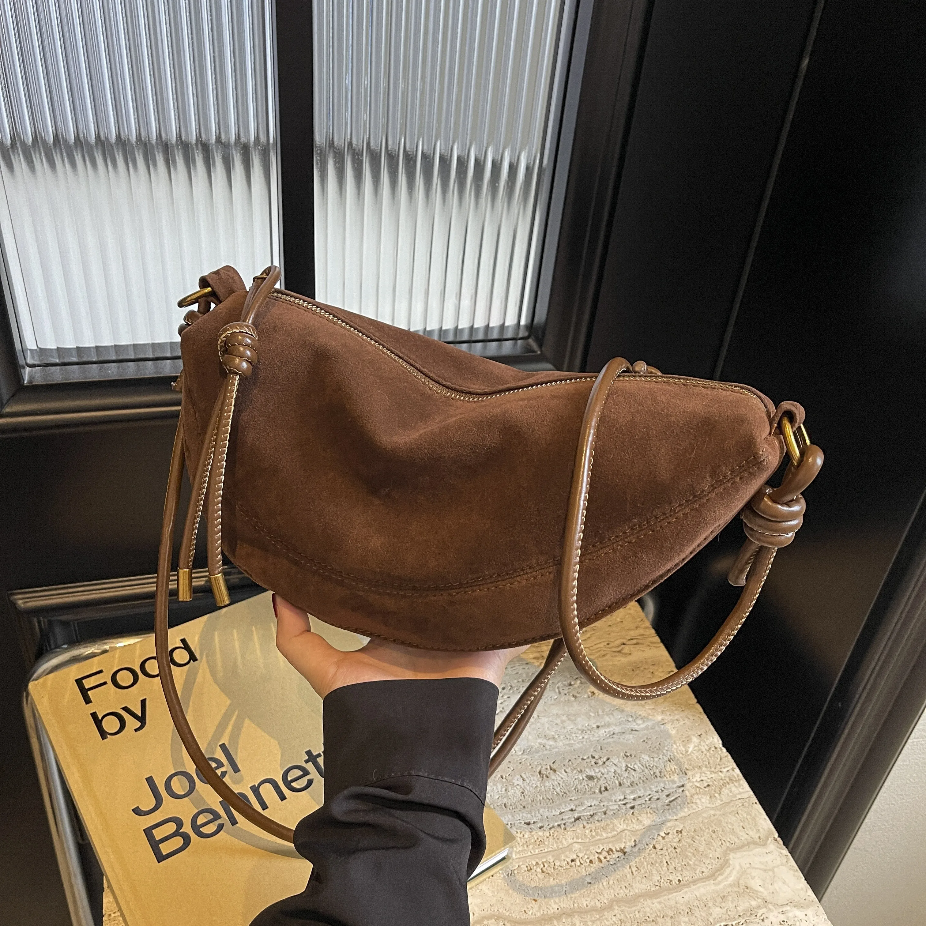 Retro design, fashionable and versatile single shoulder bag, women's 2024 autumn new item, high-end and crossbody dumpling bag