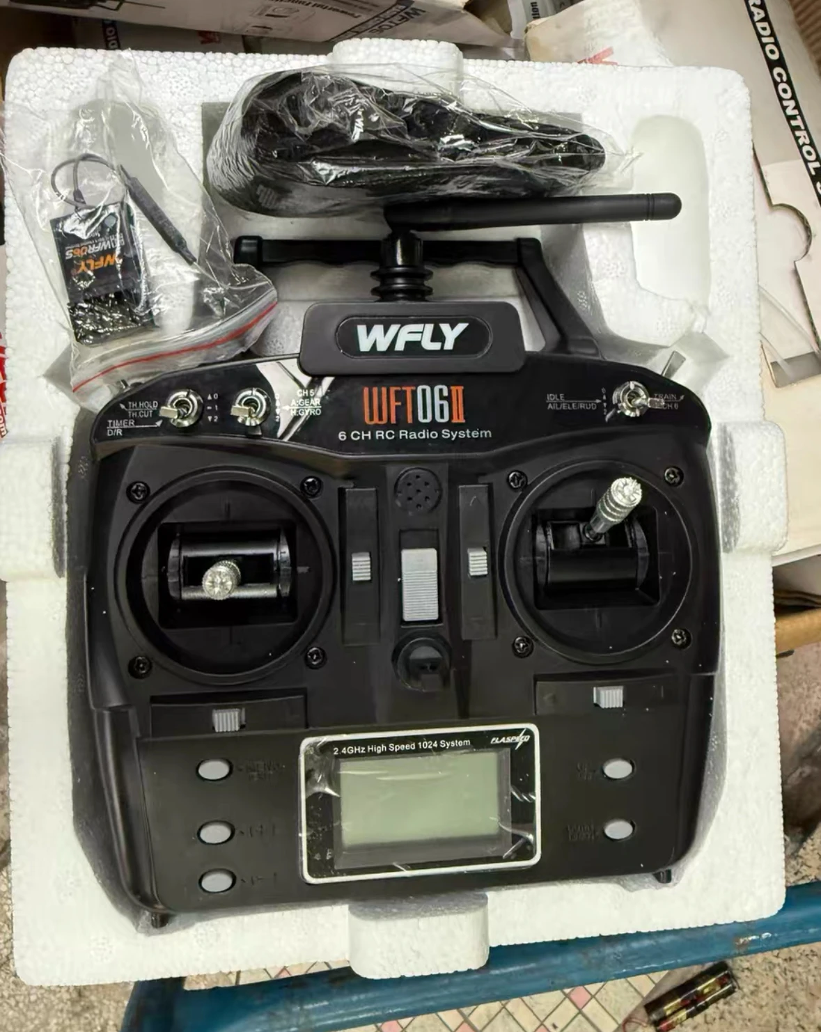 WFLY WFT06 II 6-Channel 2.4G Transmitter and WFR06S Receiver Large LCD display DSSS +Hopping technology, high anti-interference