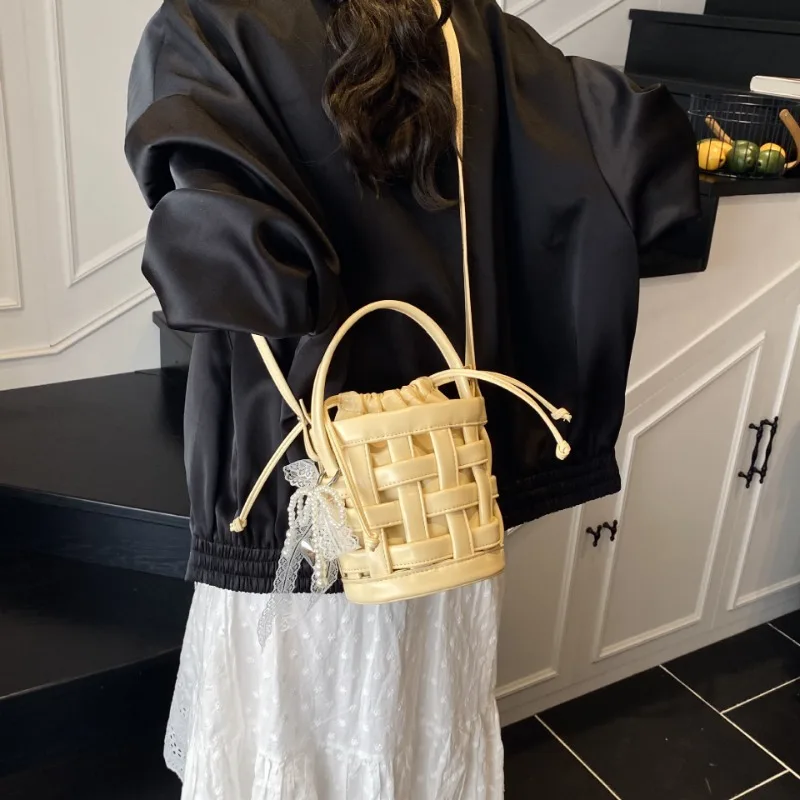 

Niche woven mini handbag female 2025 new fashion simple hundreds of crossbody bag summer handheld bucket bag with pendant