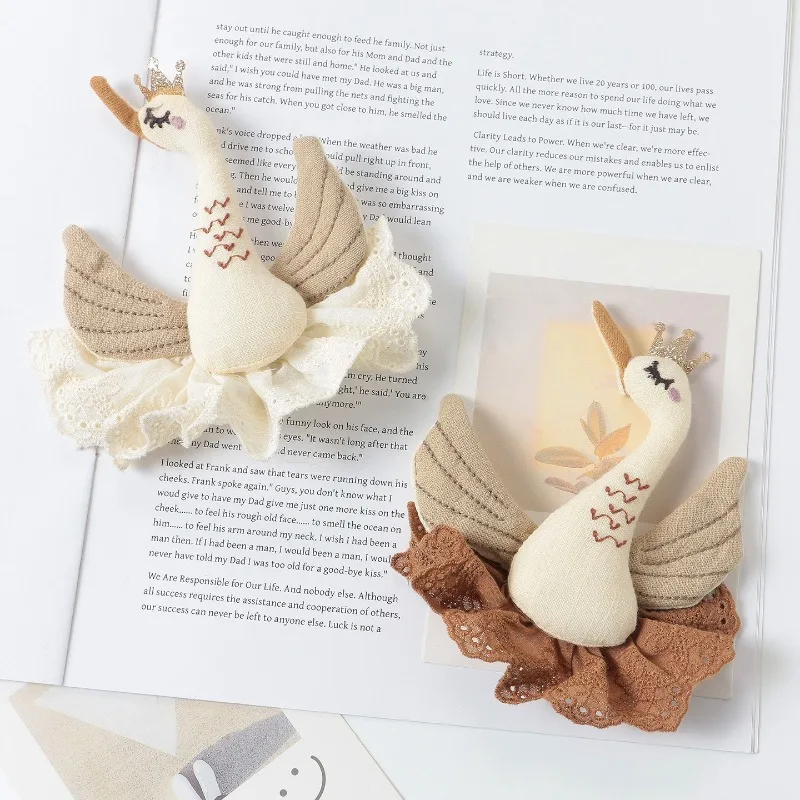 Fabric Brooch Korean Fresh Style Three Dimensional Stuffed Cotton Love Swan Clown Handmade Pin for Bag Clothing Decoration Soft