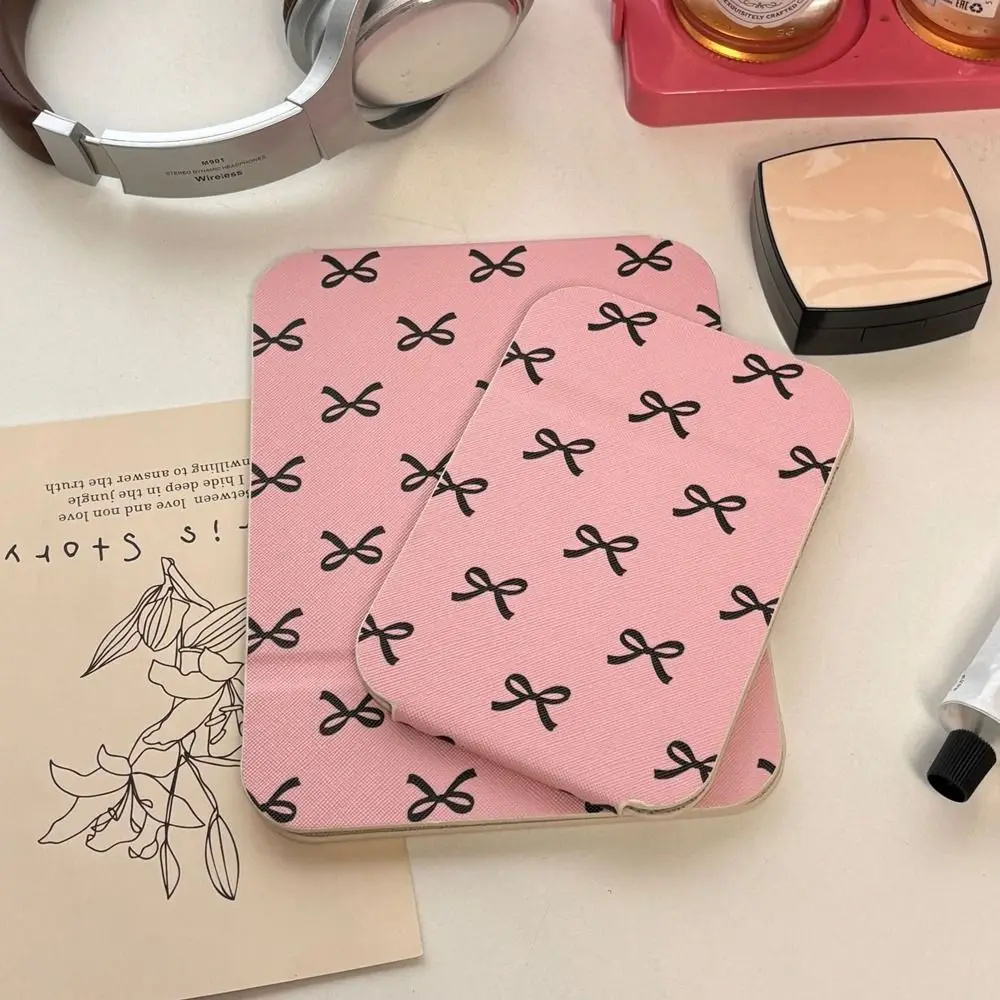 Pu-Leder-Desktop-Standspiegel, rosa Schleife, kompakter Kosmetikspiegel, Kosmetikspiegel, leicht, leicht zu tragen, zusammenklappbarer Make-up-Spiegel