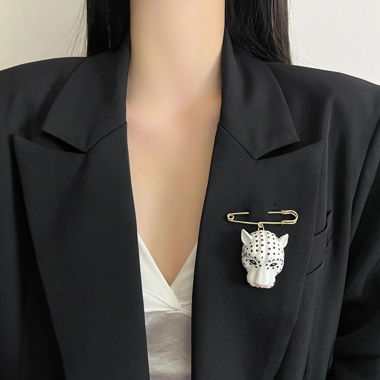 Exaggerated Retro Enamel Leopard Head Brooch High-End Casual Fashion Accessory for Coats Suits Ideal Public Relations Jewelry