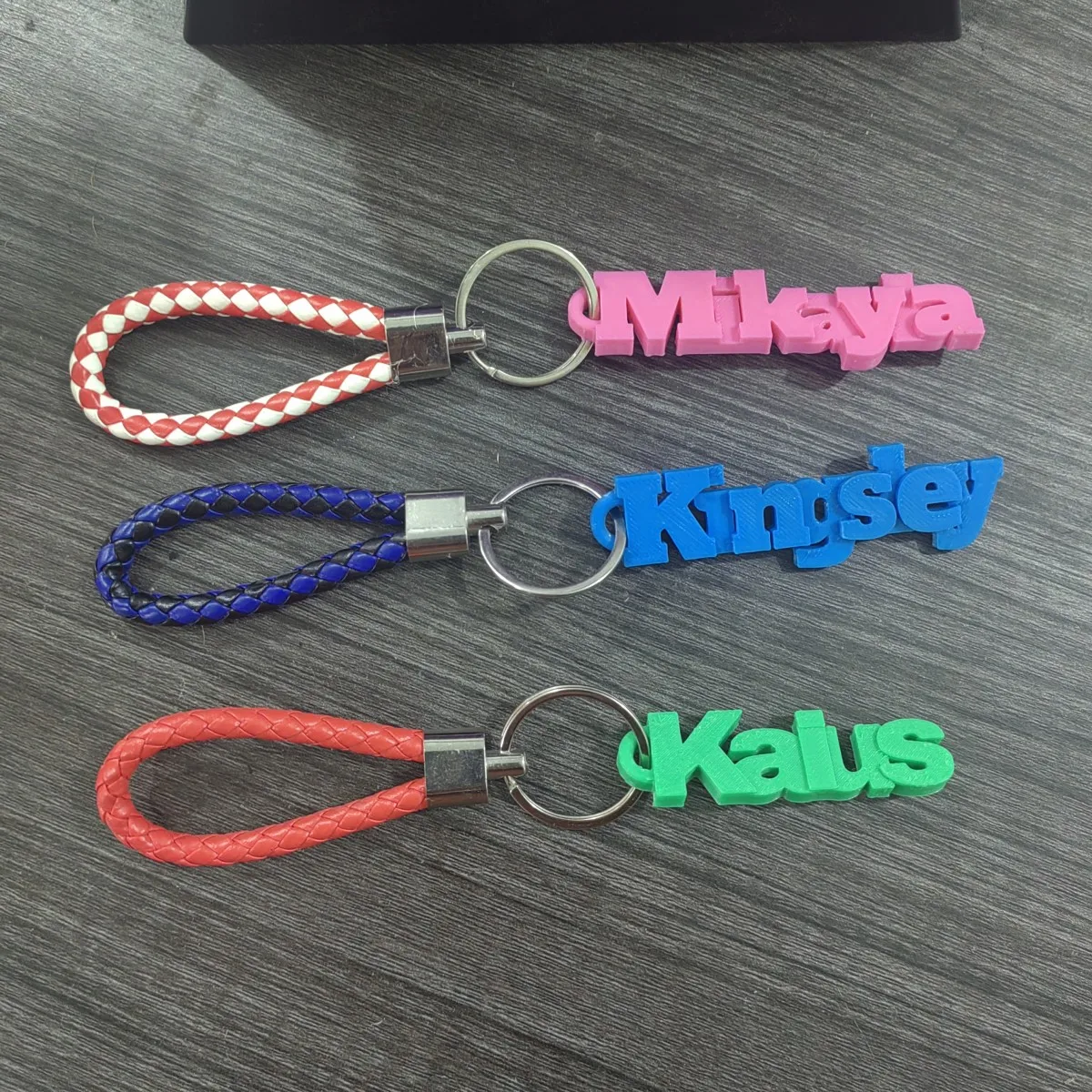 

Custom Personality Name Keychains Pendants Nameplate For Mom Dad Boy Girl Jewelry Gift New