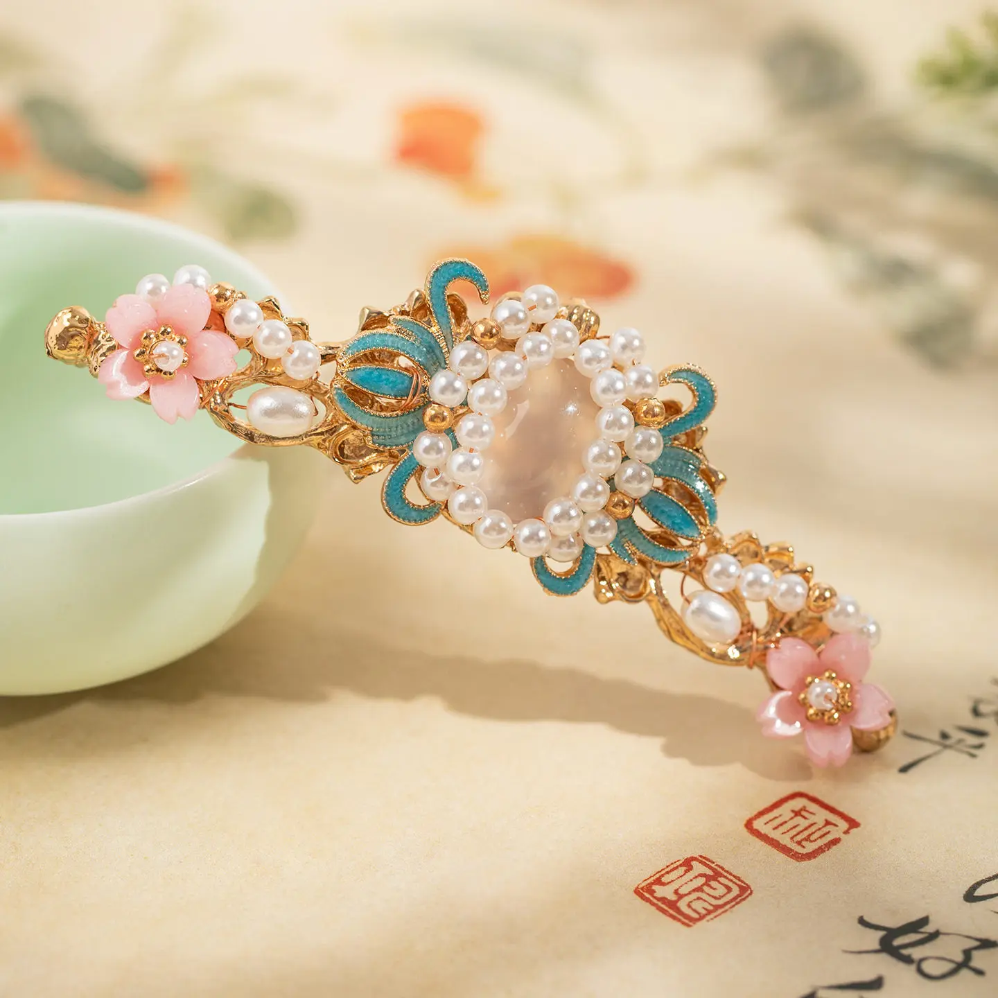 Chinese Vintage Lotus Top Hair Crown Pin Faux Pearl Inlaid Enamel Gold Tone Alloy Hair Stick For Hanfu Cheongsam Daily Wear Prop