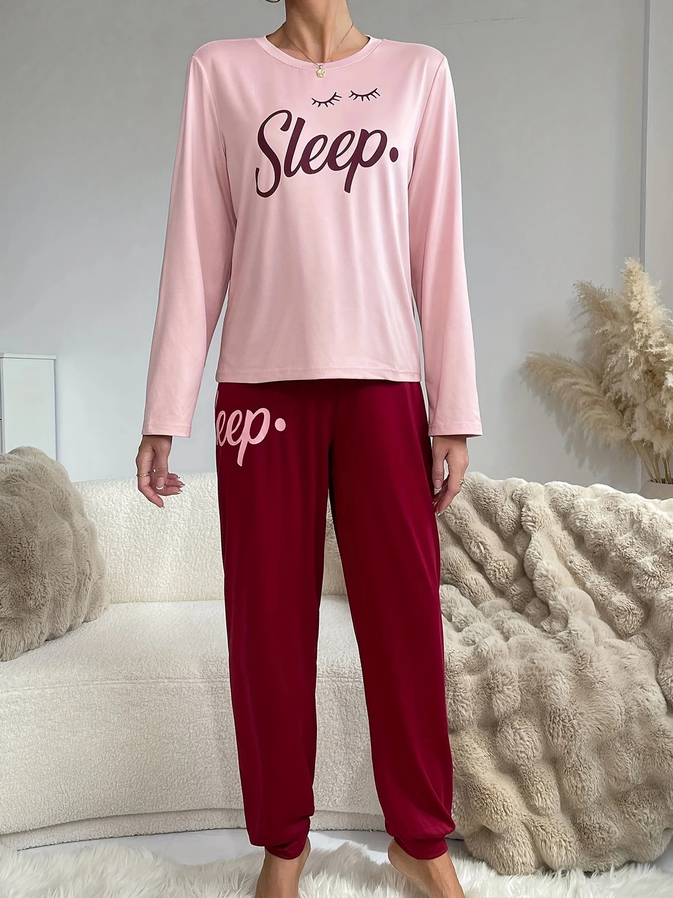 طقم مكون من قطعتين من السراويل الطويلة النسائية ذات الأكمام الطويلة المطبوعة بحروف لجميع المواسم (الربيع والصيف والخريف والشتاء) للارتداء المنزلي و