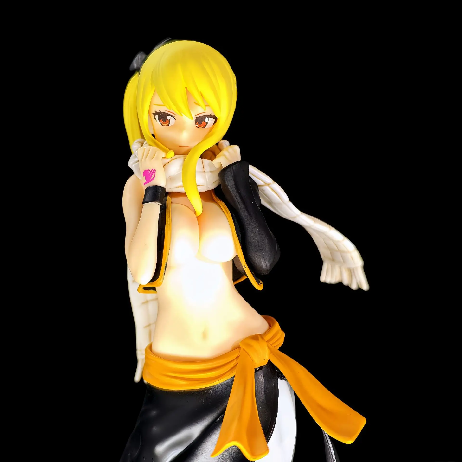 23CM FAIRY TAIL Lucy Heartfilia Herenkleding Staande Anime Handgemaakte Actiefiguren Desktop Case Decoratie Ornament Gift