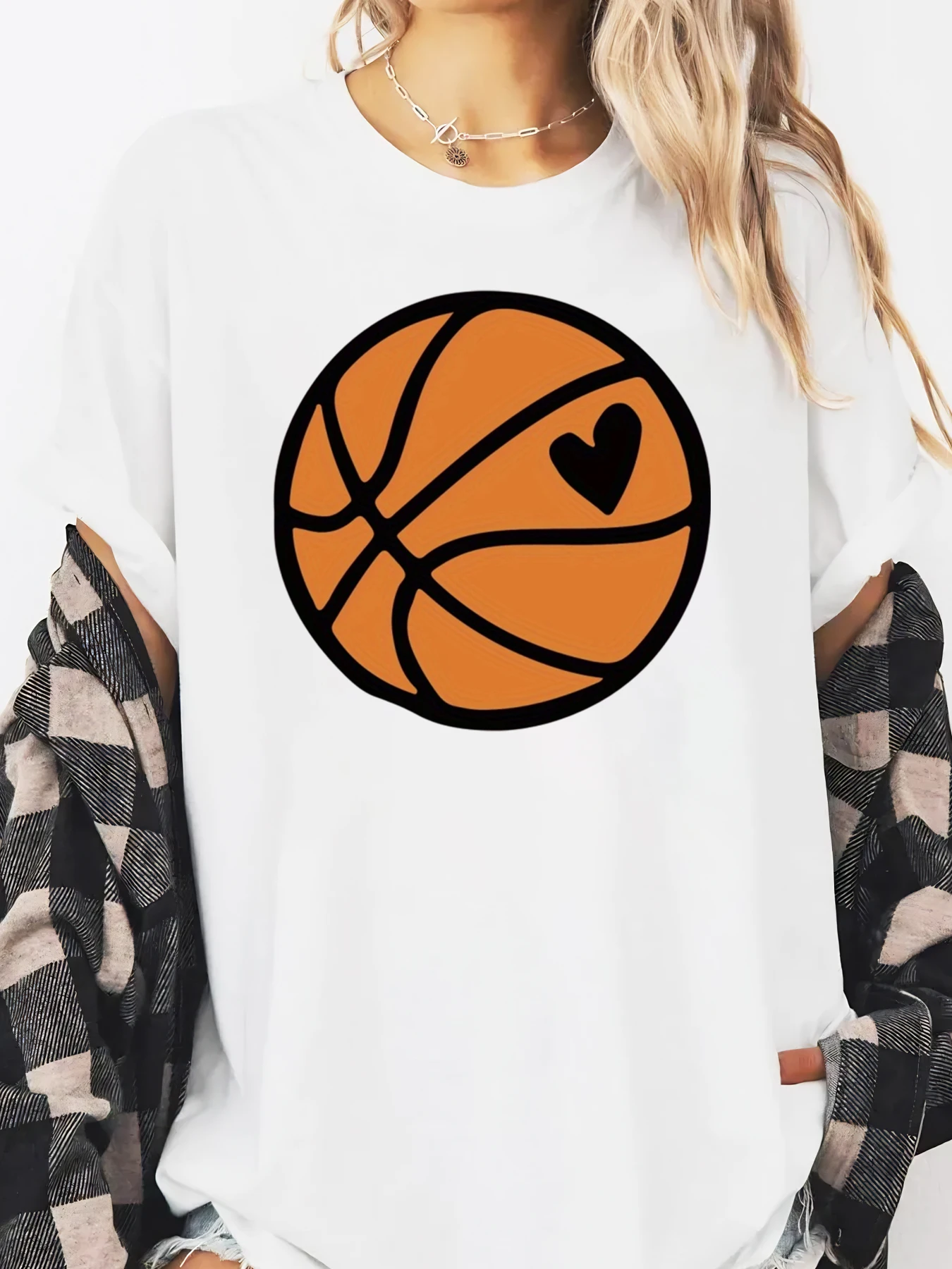 T-shirt imprimé cœur de basket-ball, décontracté, pour la saint-valentin, pour femmes, usage quotidien, blanc, grande taille