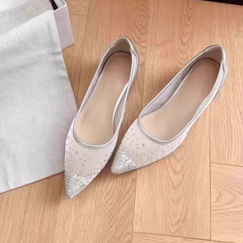 

Женская обувь с сетчатым острым носком и неглубоким носком, новинка 2024, универсальные дышащие сандалии со стразами, модные туфли на плоской подошве