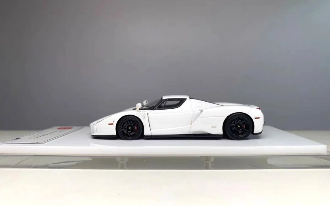 DMH 1:64 Enzo White limited 30 special edition resin simulation car model children's toy gifts worldwide