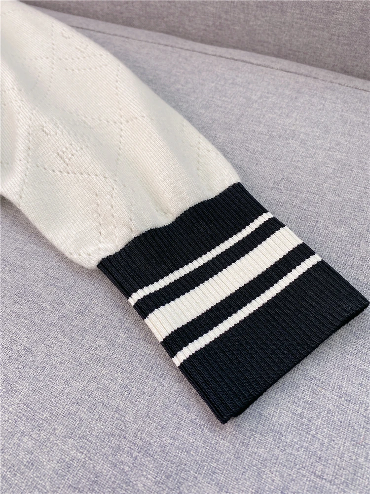 Retention money! S family ~ French black and white contrast lapel zipper sweater fashion slim striped long sleeve top woman