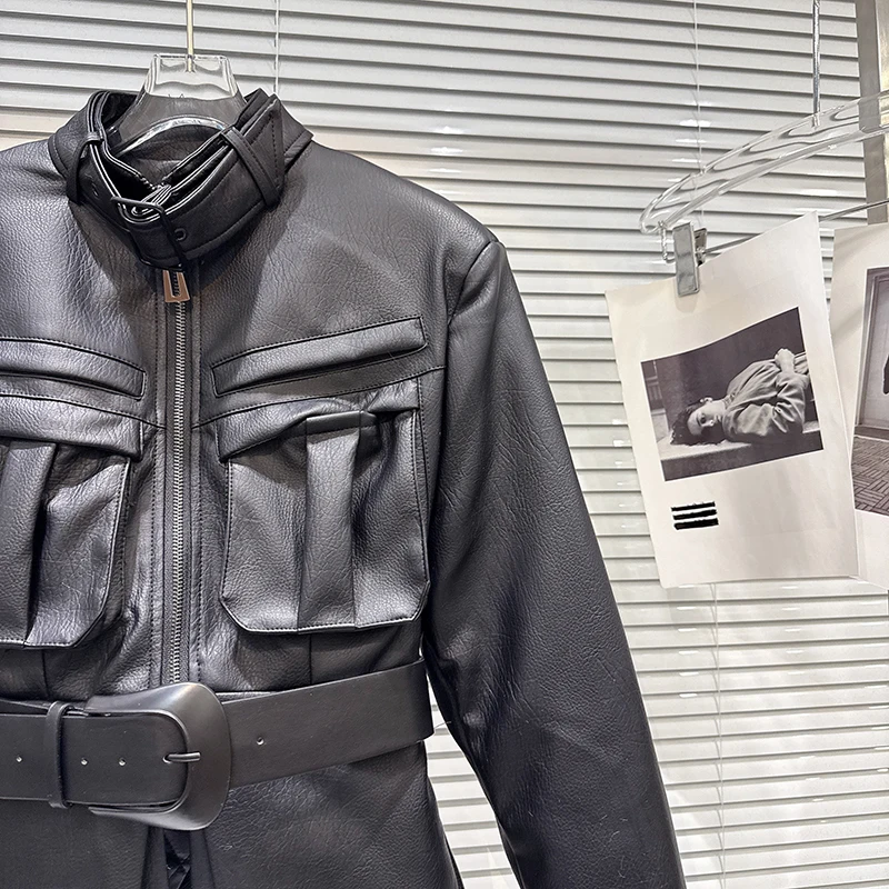 Jaqueta de Couro PU Feminina Nova Coleção Inverno, Estilo Workwear com Cinto e Bolsos, Cintura Marcada, Cor Sólida, Moda Urbana, Casaco de Algodão de Comprimento Médio