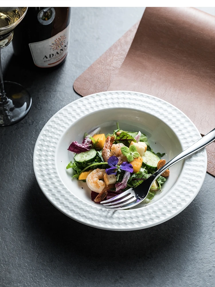 

Тисненая керамика, внешний вид ресторана, горизонтальный ужин, соломенная шляпа, бытовая тарелка для макарон