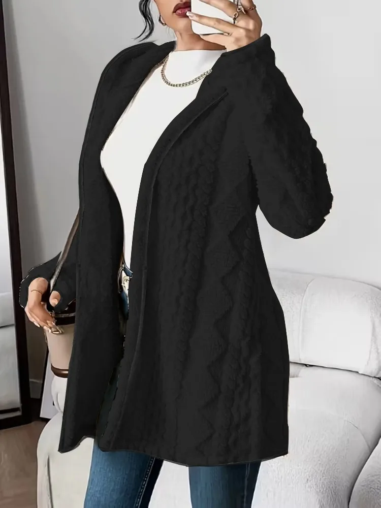 Cette longue veste rembourrée ample avec bordure en peau de mouton est lavable en machine et résistante aux rides, parfaite pour les vêtements toutes saisons.