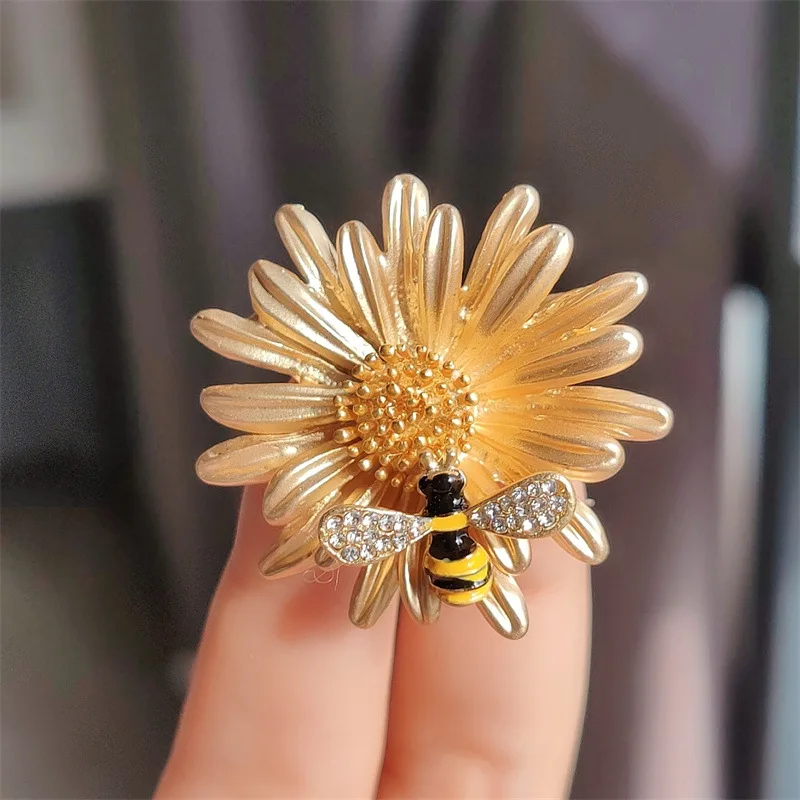 Vintage Sunflower Bees Brooch For Women Colorful Rhinestone Insect Collar Pins Fashion Banquet Cardigan Suit Jewelry Accessories